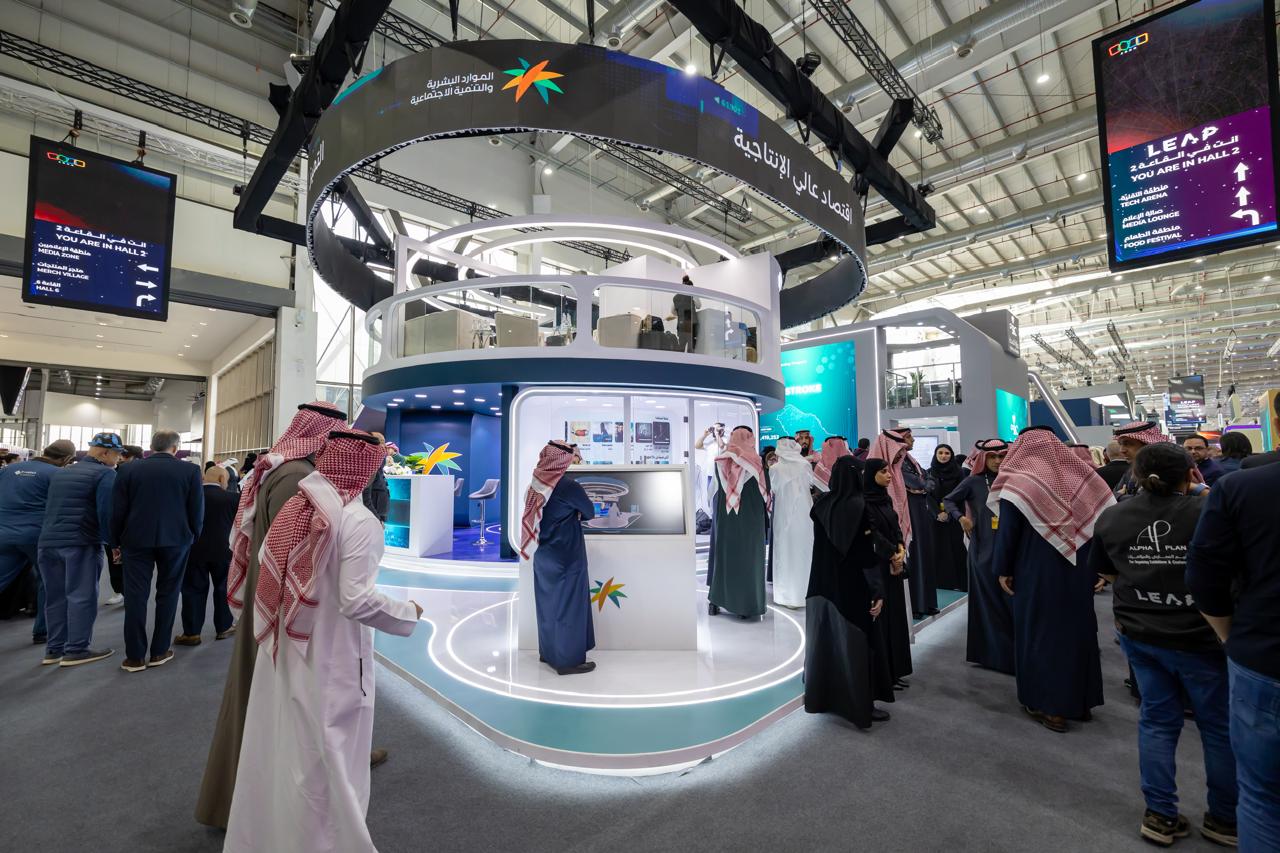حضورًا كثيفًا من الزوار، مما يعكس الاهتمام الكبير بالمبادرات الرقمية والخدمات المبتكرة التي تقدمها الوزارة
