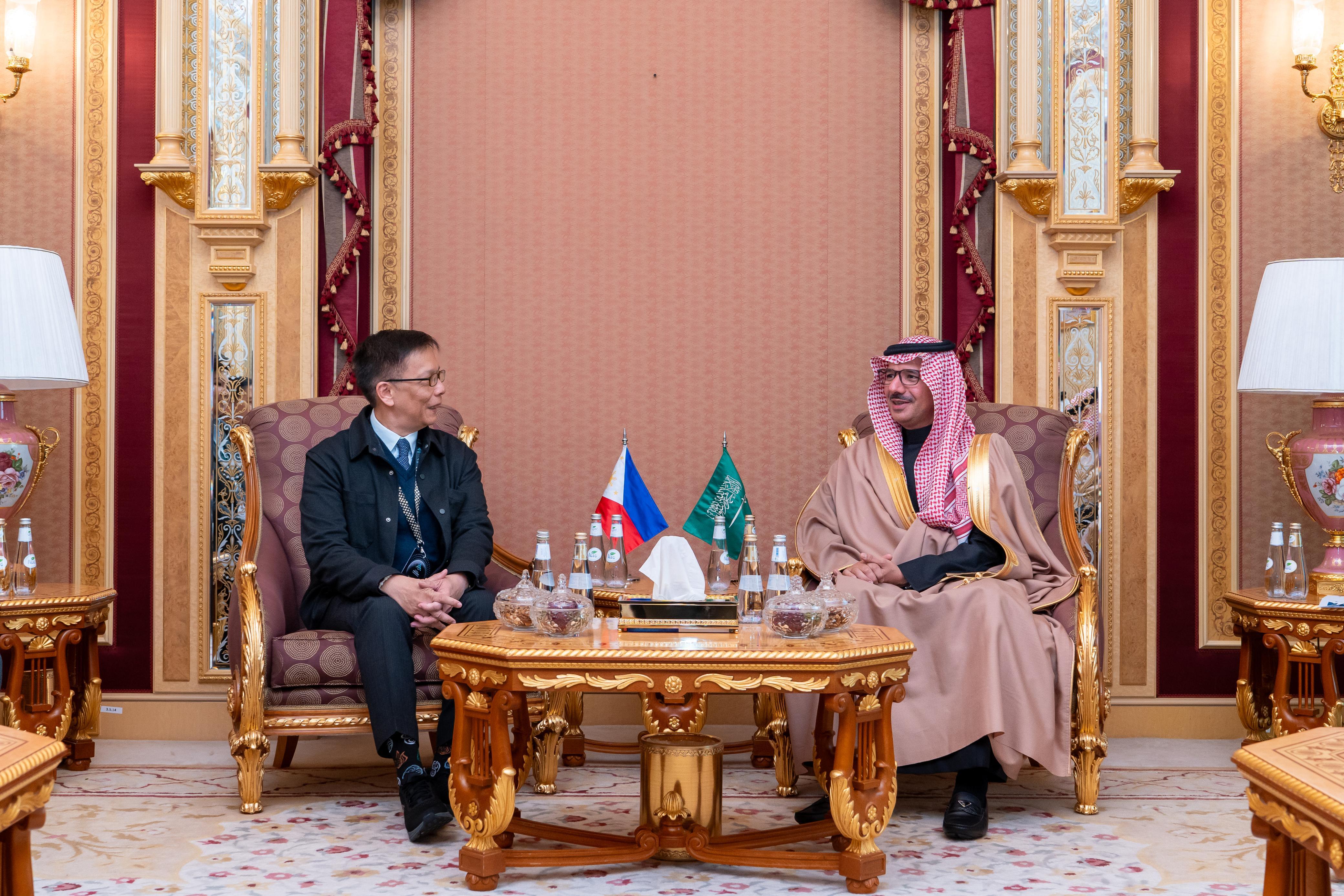 معالي وزير العمالة المهاجرة الفلبيني