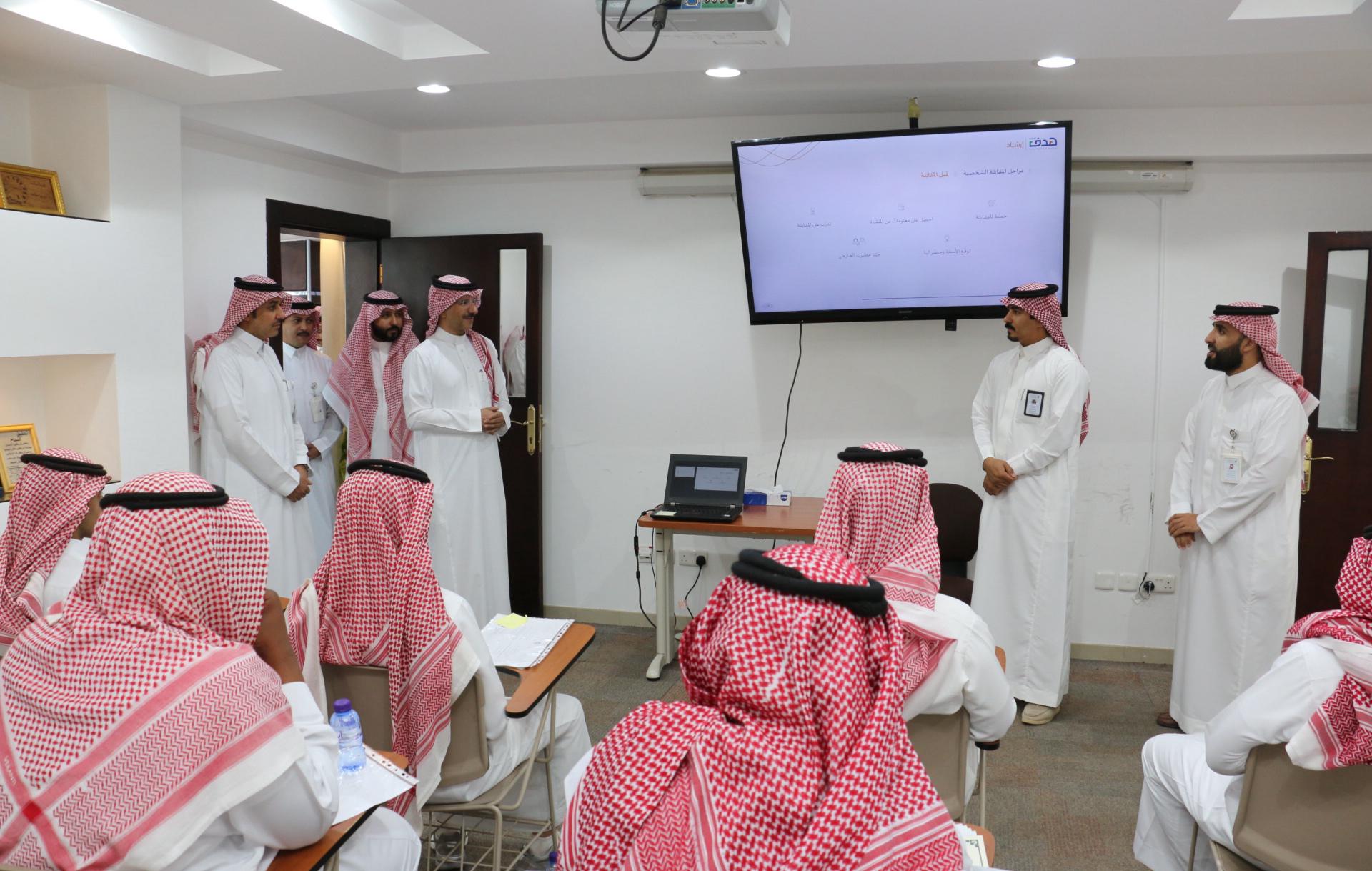 إلتقى معالي النائب خلال الزيارة مدراء الإدارات ومراقبي العمل بالمنطقة وتمت مناقشة أبرز المقترحات التي تدعم سير العمل وتسهم في رفع جودة الخدمات المقدمة