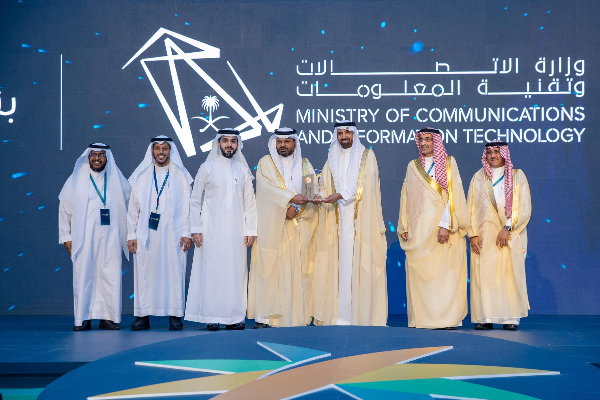 وزير الموارد البشرية والتنمية الاجتماعية يسلم 9 جهات حكومية جائزة الارتباط الوظيفي لعام 2024