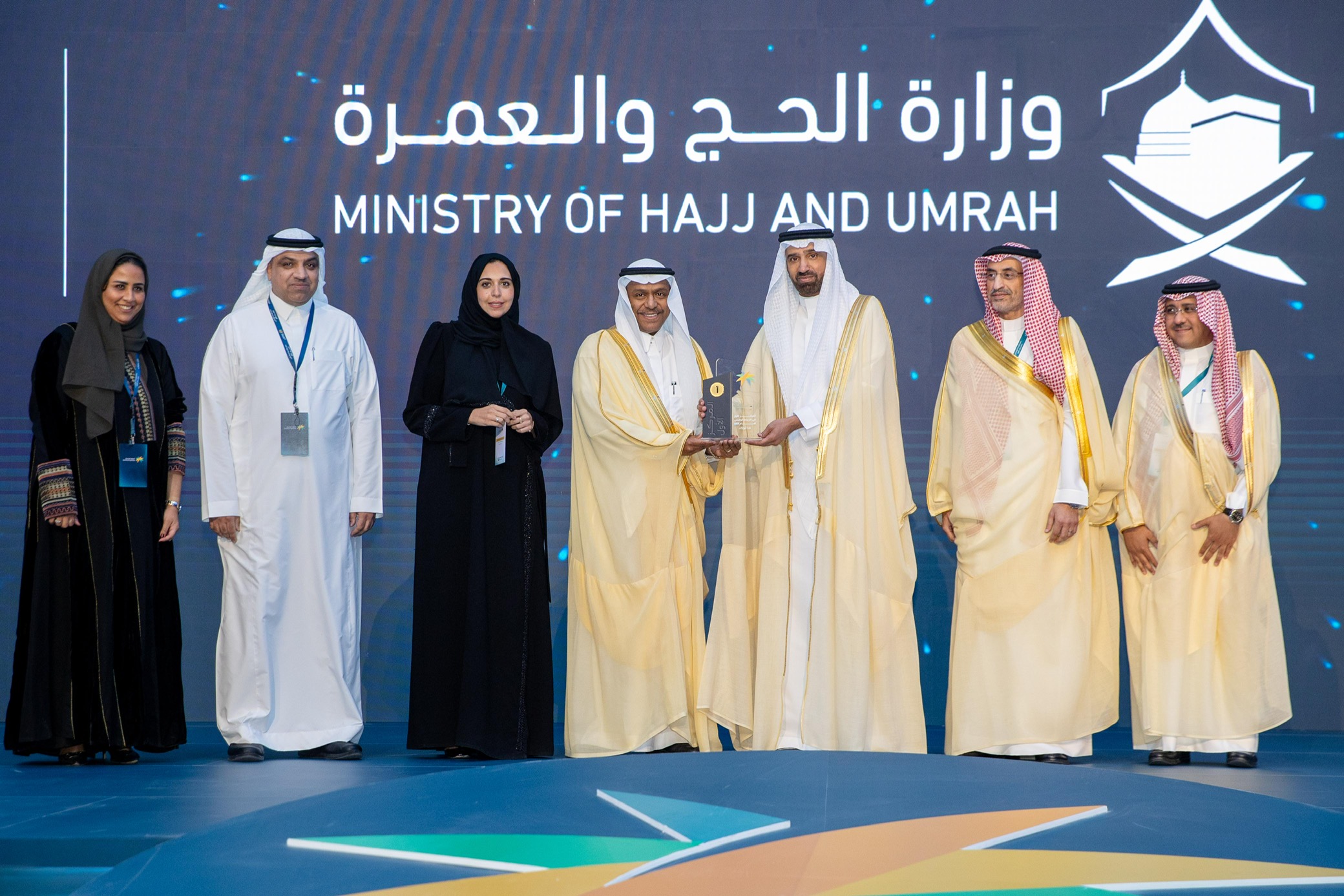 وزير الموارد البشرية والتنمية يسلم 9 جهات حكومية جائزة الارتباط الوظيفي لعام 2024