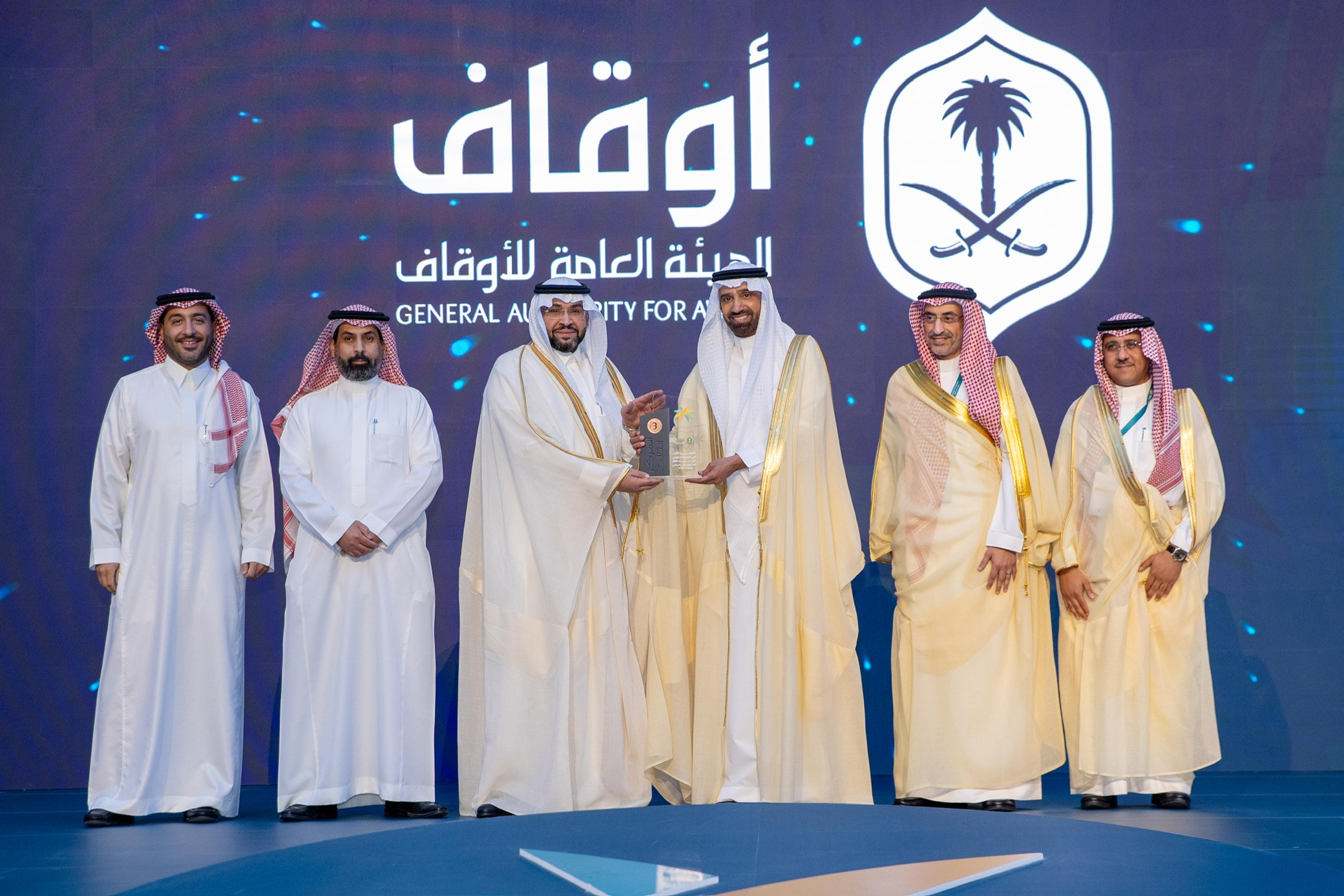 وزير الموارد البشرية يسلم 9 جهات حكومية جائزة الارتباط الوظيفي لعام 2024