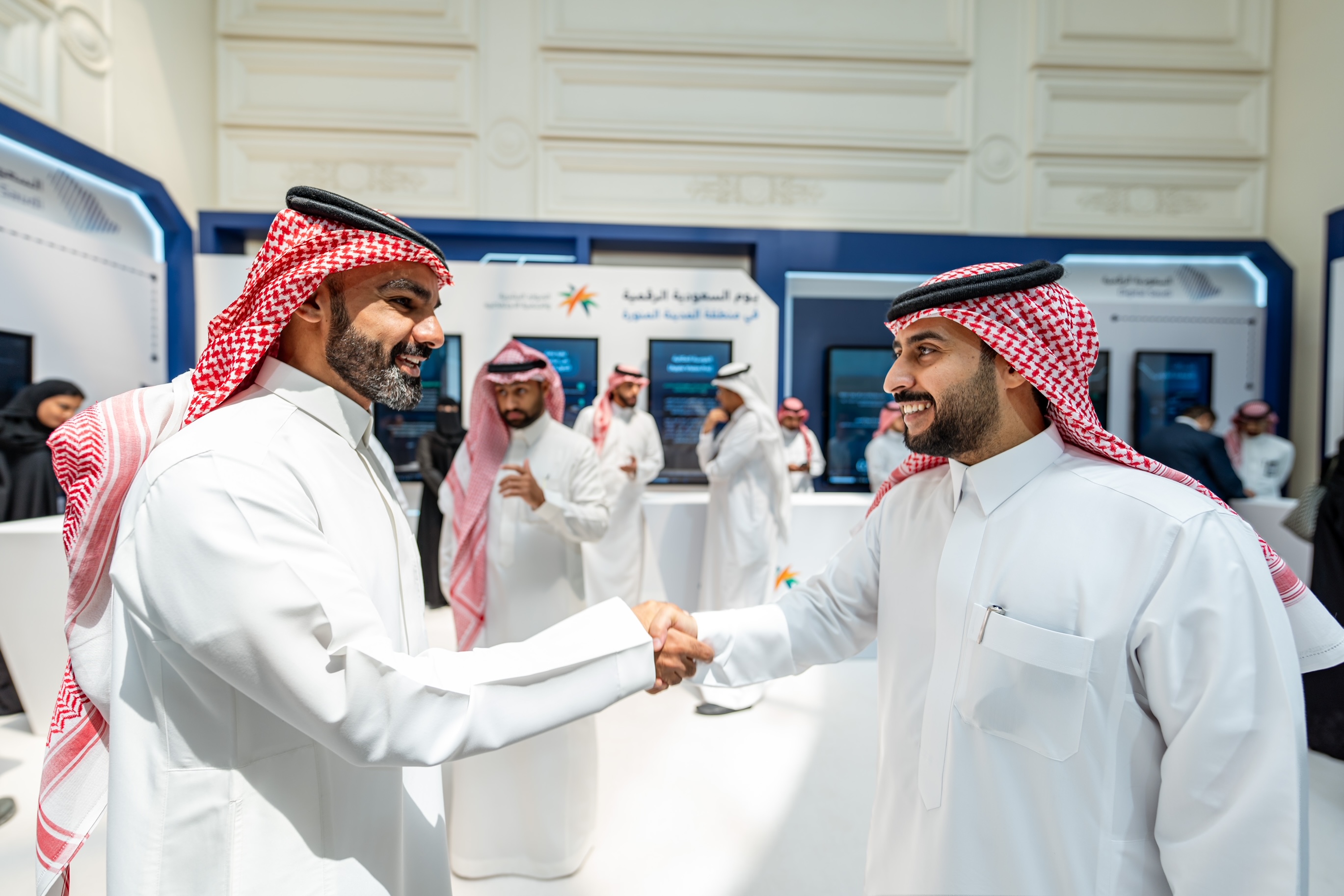 اختتمت مشاركة الوزارة بعروض تقديمية تناولت تطبيقات الذكاء الاصطناعي والشمولية الرقمية، مستعرضةً جهود الوزارة في بناء منظومة رقمية شاملة تسهم في تمكين الأفراد ورفع جودة الحياة.