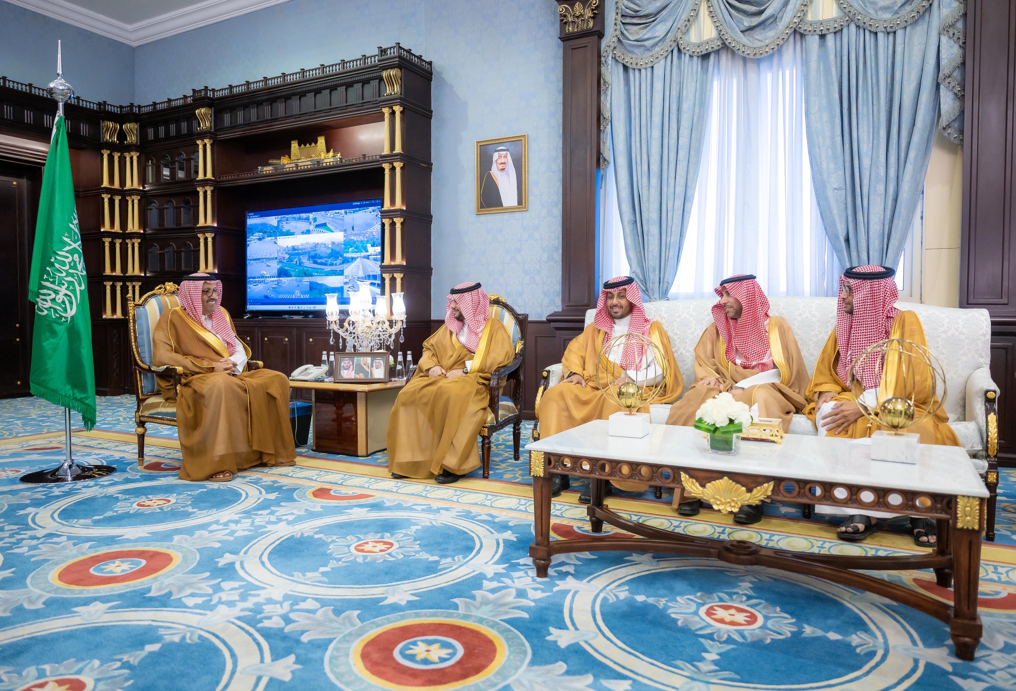 استقبل صاحب السمو الملكي الأمير الدكتور حسام بن سعود بن عبدالعزيز أمير منطقة الباحة، بمكتبه في الإمارة اليوم، معالي مساعد وزير الموارد البشرية والتنمية الاجتماعية للخدمات المشتركة الأستاذ إسماعيل بن سعيد الغامدي، بحضور مدير فرع الوزارة بالمنطقة خالد بن صالح الزهراني، وعدد من منسوبي الوزارة.