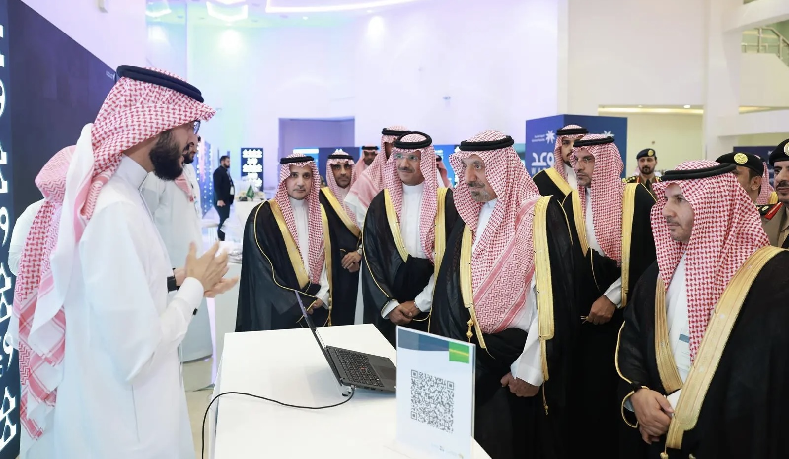 سموه افتتح المعرض المصاحب للفعاليات، الذي اشتمل على عروض مرئية وشاشات رقمية للتعريف بمنجزات الوزارة والمبادرات والبرامج التي تقدمها لتطوير رأس المال البشري، ومجالاته المهنية المختلفة، إضافة إلى أركان تعريفية لعدد من القطاعات المعنية بالتدريب وتأهيل وتطوير الكوادر الوطنية.