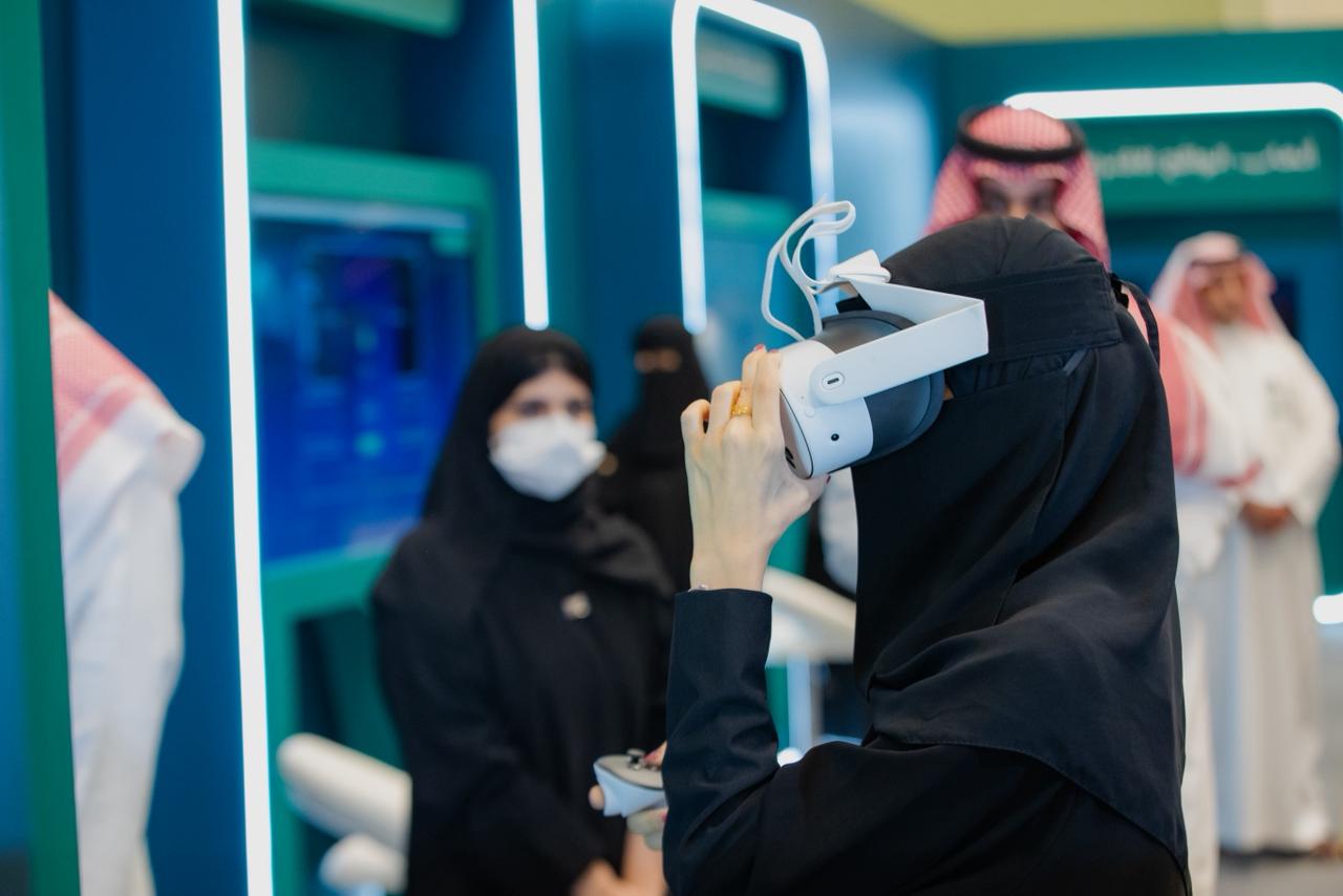 اطّلع معاليه خلال الجولة على الأركان التوعوية والتجارب التفاعلية التي تستعرض أبرز التهديدات السيبرانية وآليات مواجهتها، إضافةً إلى تجربة «سكايب روم»