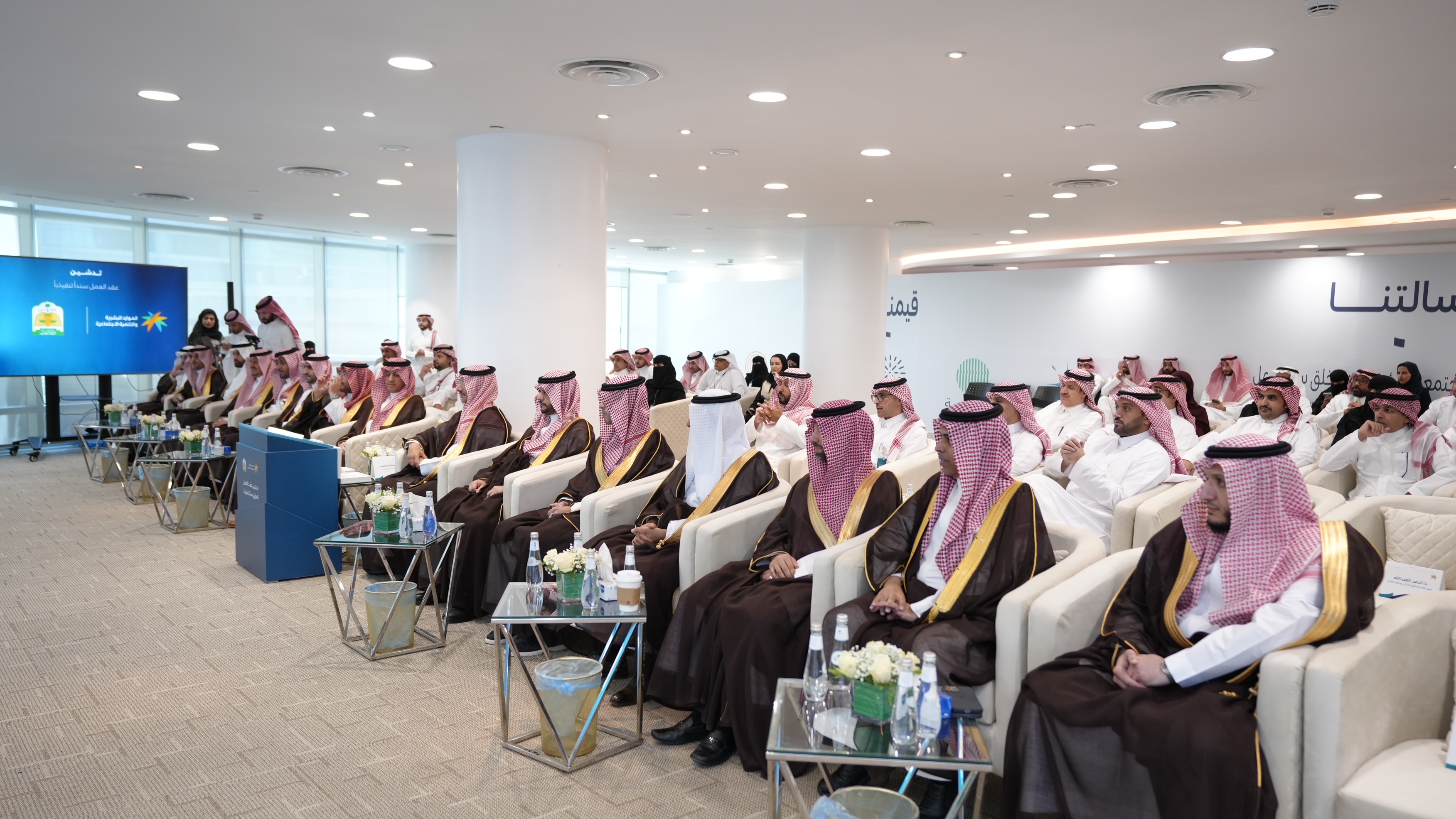 ويُشترط الاستفادة من السند التنفيذي توثيق عقد العمل عبر منصة "قوى"، والحصول على رقم تنفيذي من مركز التوثيق بوزارة العدل، وفي حال عدم استلام العامل كامل أجره خلال 30 يومًا من تاريخ الاستحقاق، أو في حال استلامه جزئيًا بعد مرور 90 يومًا، يمكنه التقدم بطلب تنفيذ إلكتروني عبر منصة "ناجز"، على أن يحق للطرف الآخر "صاحب العمل" الاعتراض خلال خمسة أيام من تاريخ الإشعار.