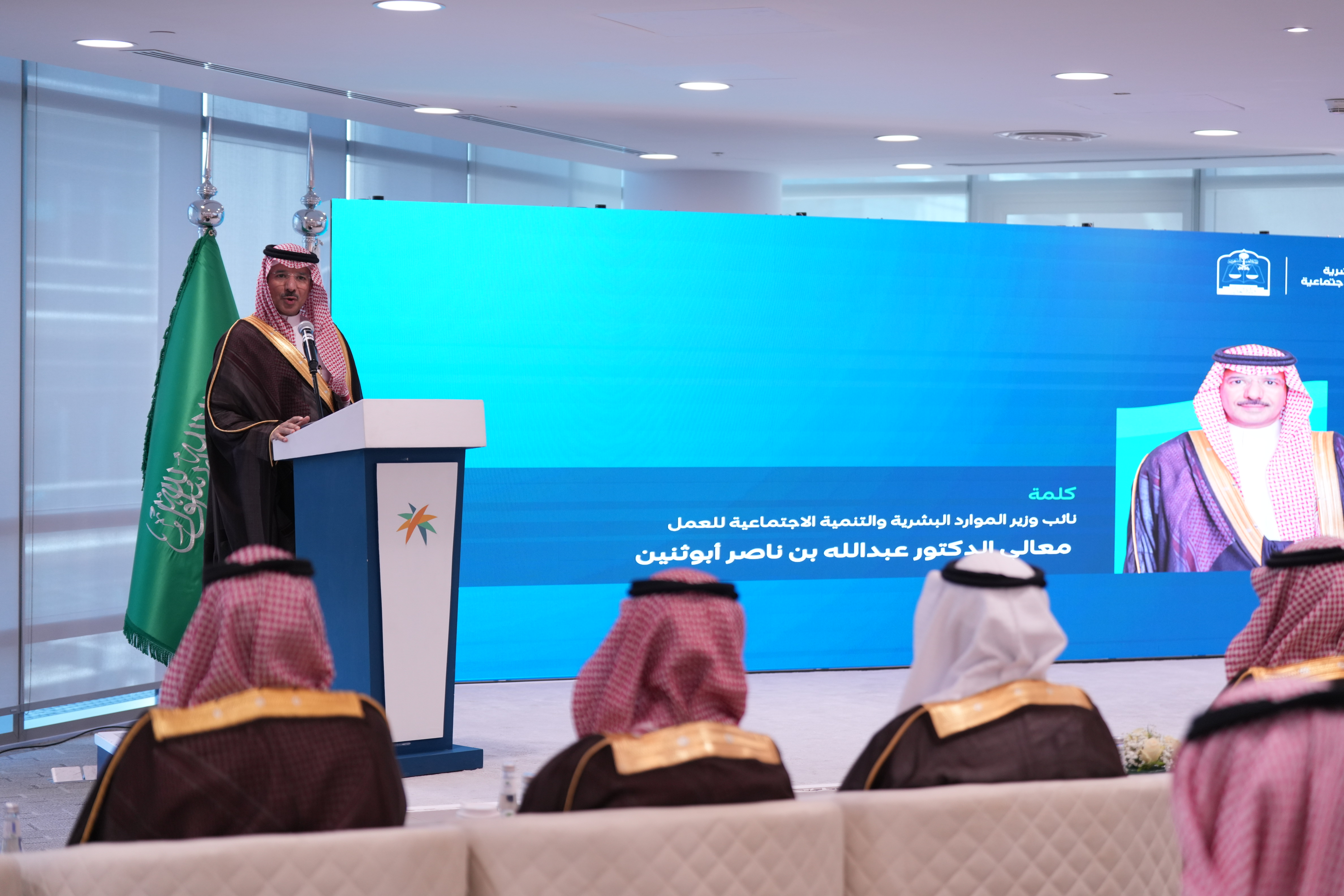 أعلنت وزارة الموارد البشرية والتنمية الاجتماعية، بالتعاون مع وزارة العدل، اليوم الأثنين الموافق 6 أكتوبر 2025 عن اعتماد بند الأجر في عقد العمل الموثق سندًا تنفيذيًا، في خطوة نوعية تهدف إلى تعزيز حماية الحقوق في سوق العمل، وترسيخ مبادئ الالتزام والإنصاف بين أطراف العلاقة التعاقدية، من خلال الربط التقني بين منصتي "قوى" و"ناجز".