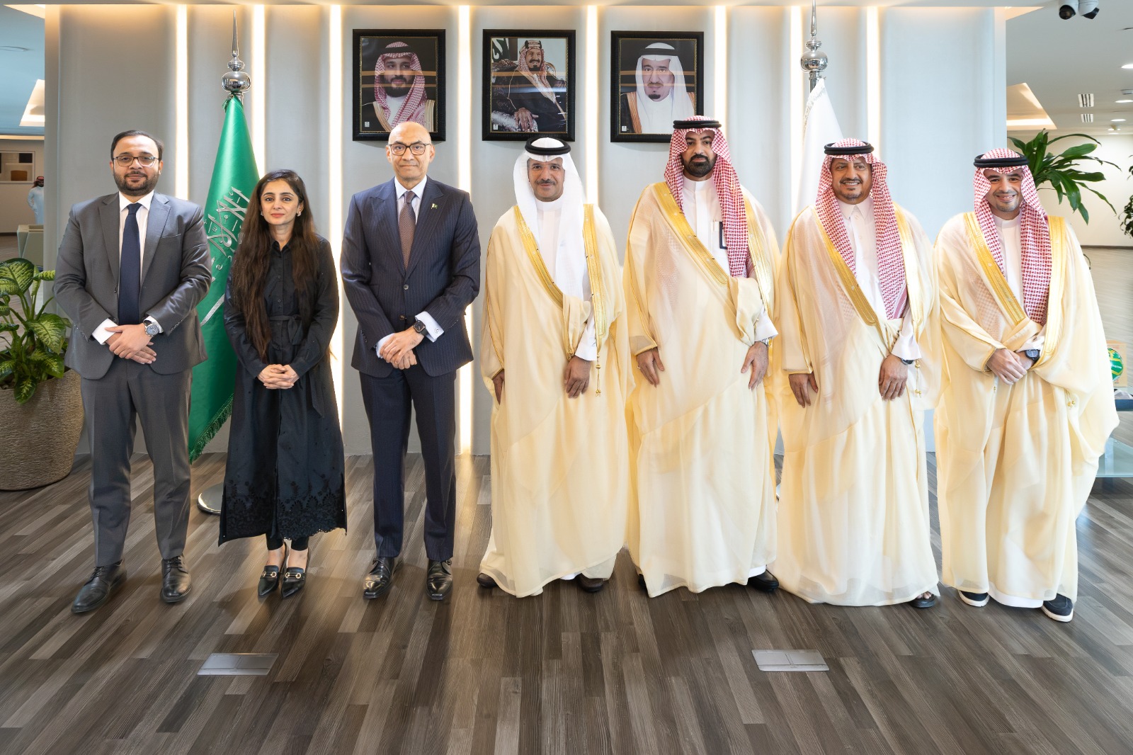 التقى نائب وزير الموارد البشرية للعمل، الدكتور/ عبدالله بن ناصر أبوثنين، بسعادة سفير جمهورية باكستان الاسلامية لدى المملكة السيد/ أحمد فاروق في مقر الوزارة، وبحضور عدد من المسؤولين